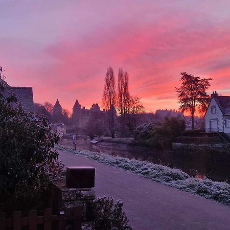 Gite Maisonnette- Et A Cote Coule Une Riviere Josselin Bagian luar foto