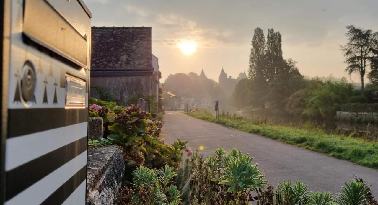 Gite Maisonnette- Et A Cote Coule Une Riviere Josselin Bagian luar foto
