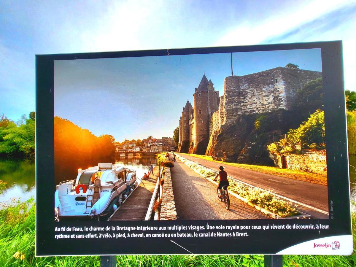 Gite Maisonnette- Et A Cote Coule Une Riviere Josselin Bagian luar foto