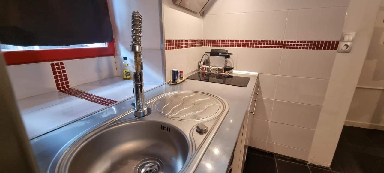 Gite Maisonnette- Et A Cote Coule Une Riviere Josselin Bagian luar foto
