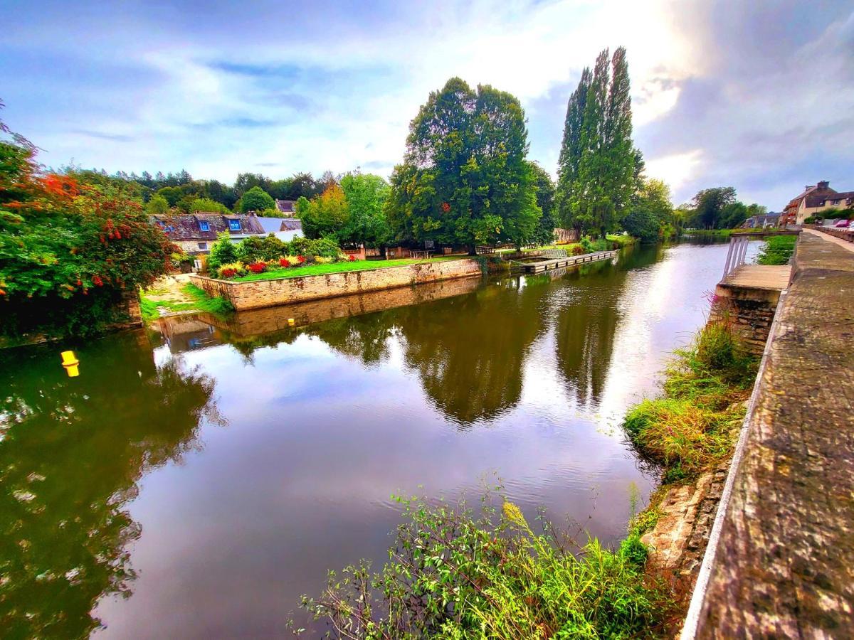 Gite Maisonnette- Et A Cote Coule Une Riviere Josselin Bagian luar foto