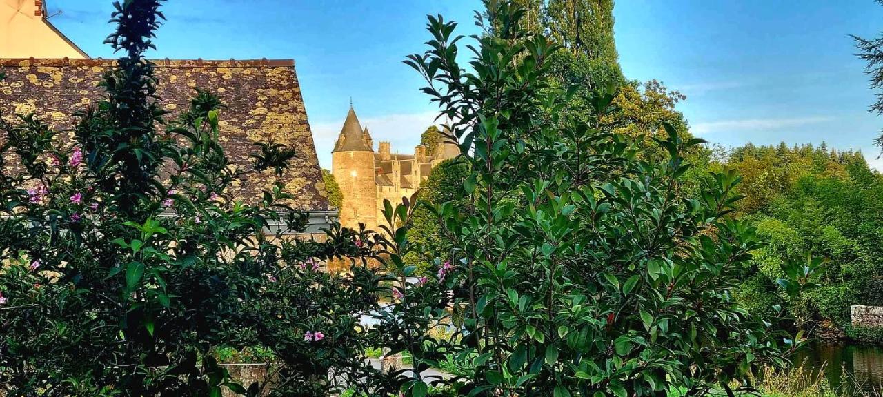 Gite Maisonnette- Et A Cote Coule Une Riviere Josselin Bagian luar foto