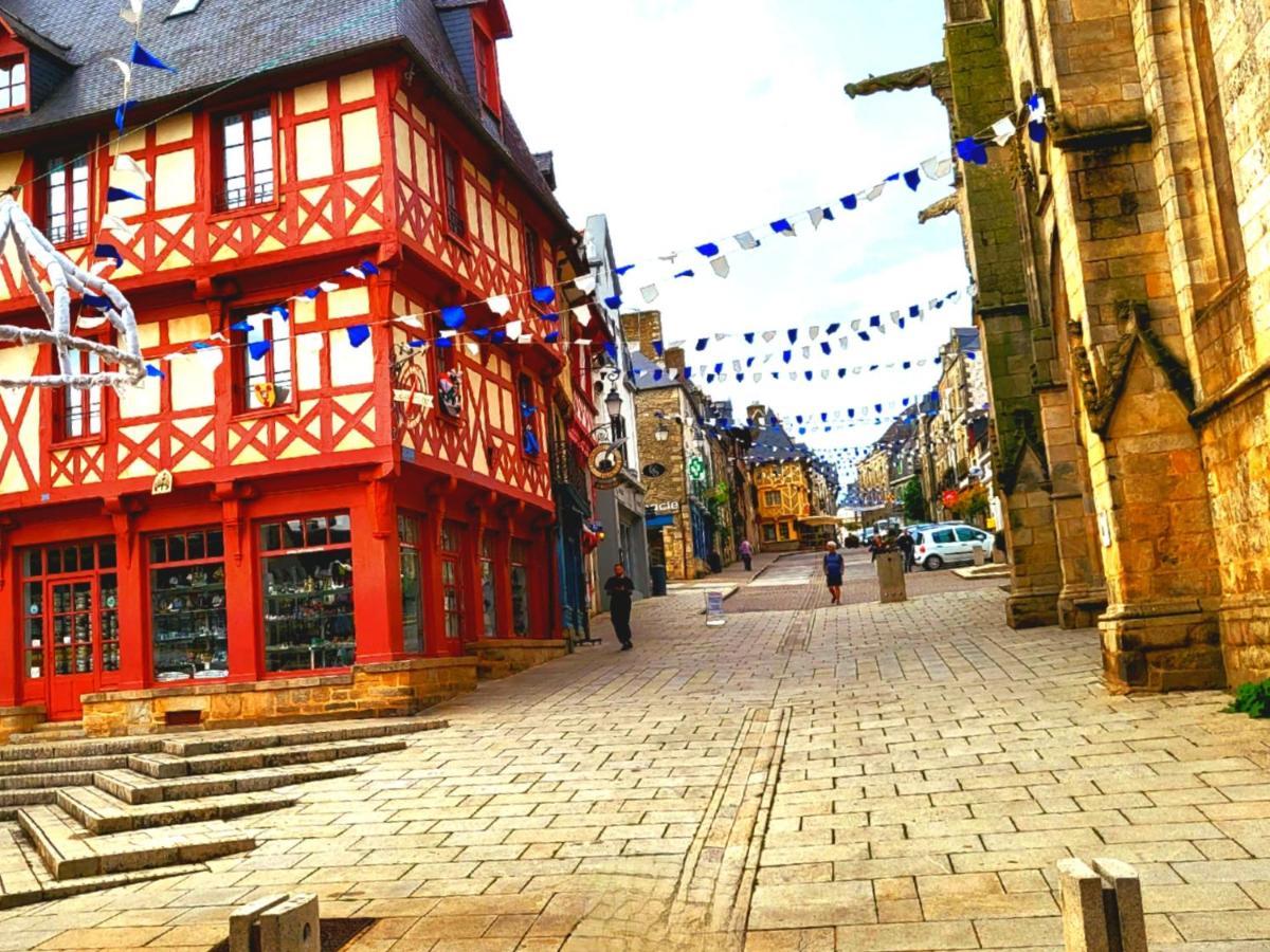Gite Maisonnette- Et A Cote Coule Une Riviere Josselin Bagian luar foto