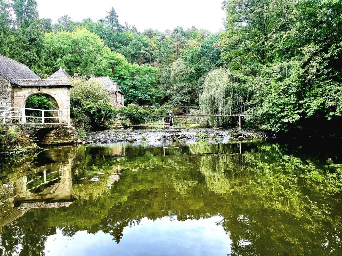 Gite Maisonnette- Et A Cote Coule Une Riviere Josselin Bagian luar foto
