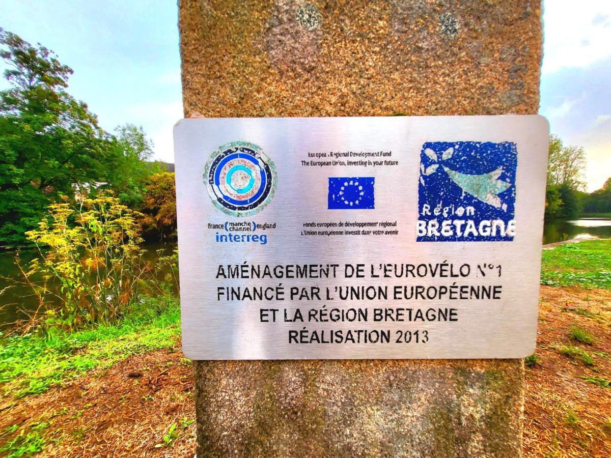 Gite Maisonnette- Et A Cote Coule Une Riviere Josselin Bagian luar foto