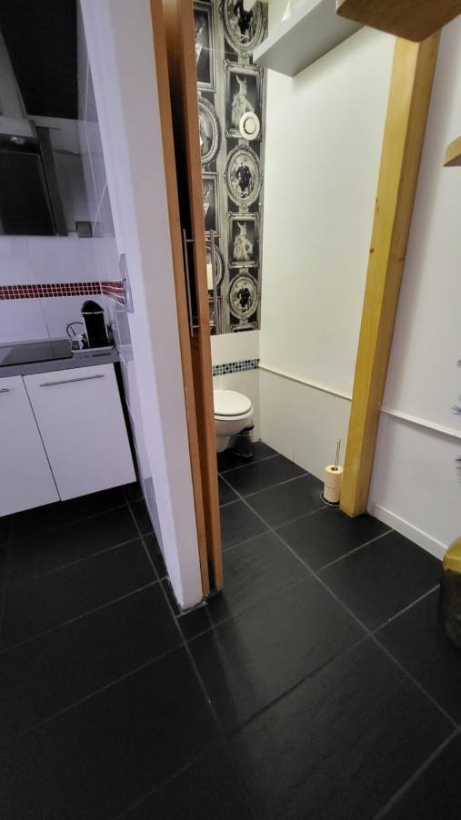 Gite Maisonnette- Et A Cote Coule Une Riviere Josselin Bagian luar foto