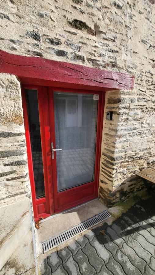 Gite Maisonnette- Et A Cote Coule Une Riviere Josselin Bagian luar foto