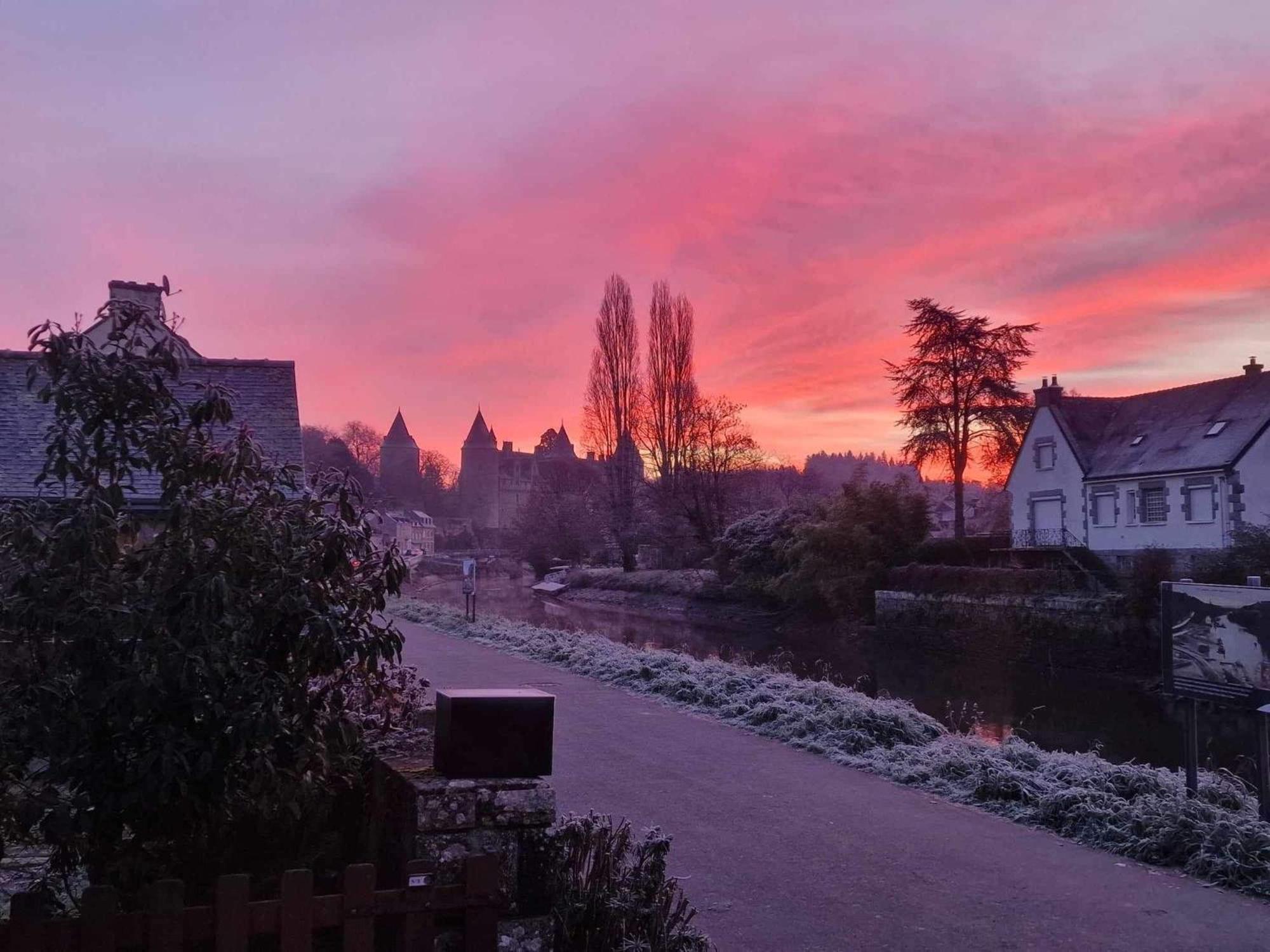 Gite Maisonnette- Et A Cote Coule Une Riviere Josselin Bagian luar foto