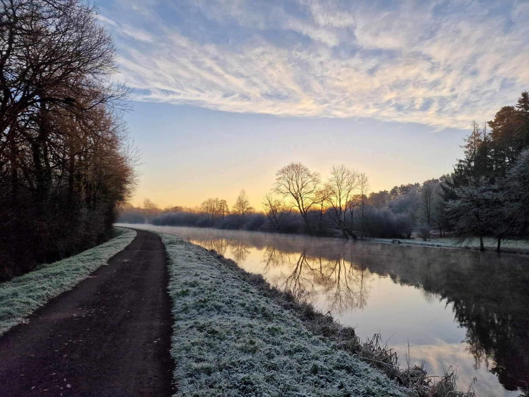 Gite Maisonnette- Et A Cote Coule Une Riviere Josselin Bagian luar foto