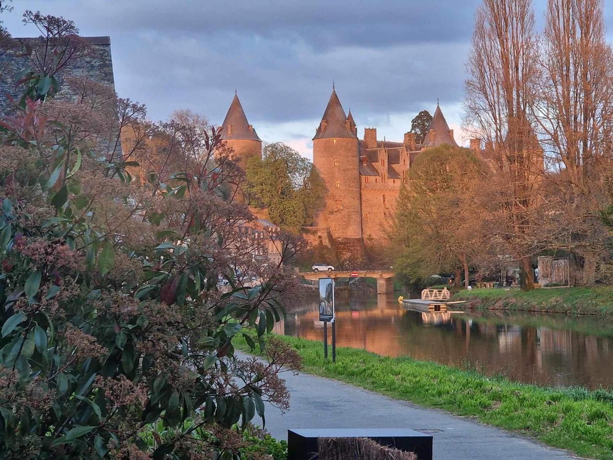 Gite Maisonnette- Et A Cote Coule Une Riviere Josselin Bagian luar foto
